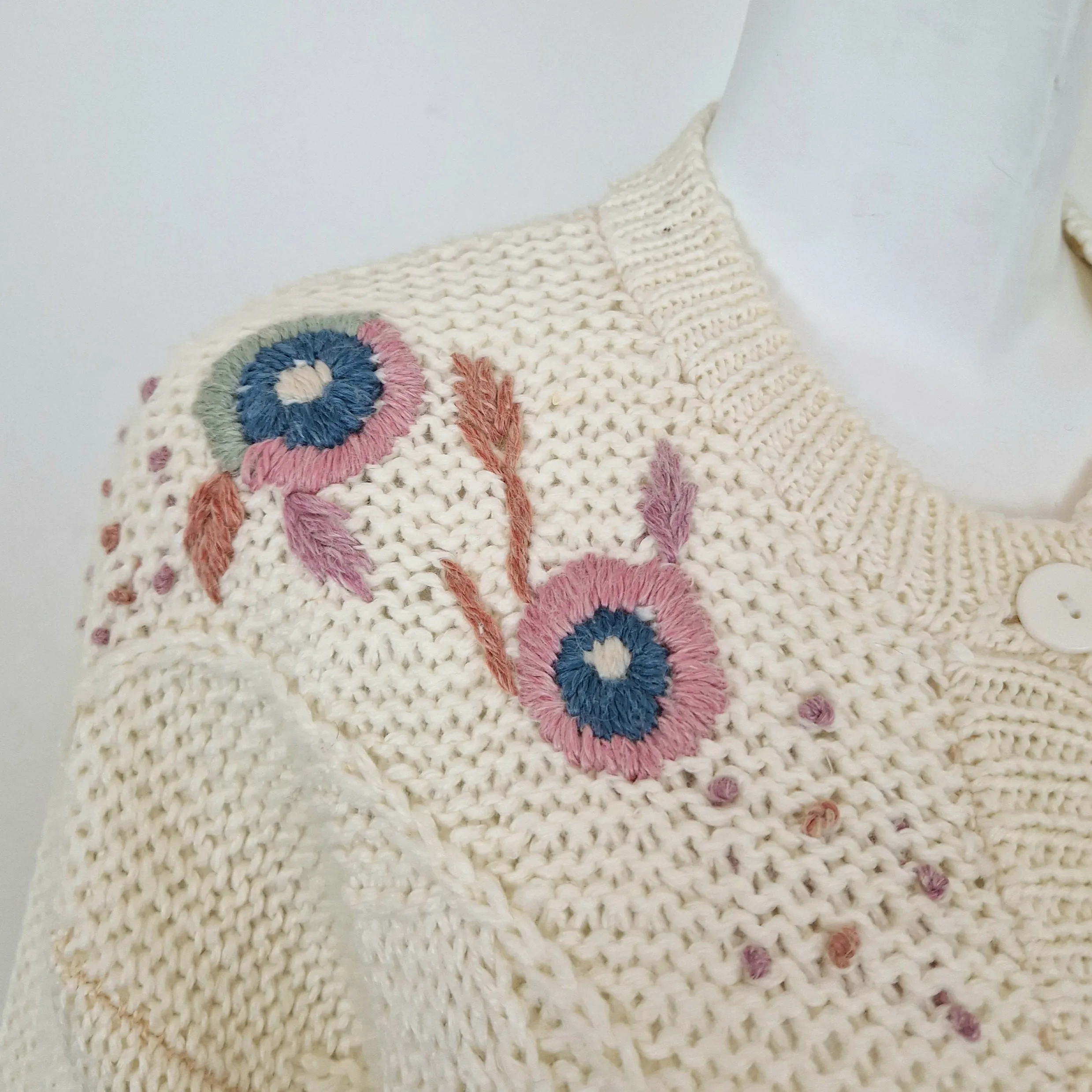 Maglione vintage con fiori pastello