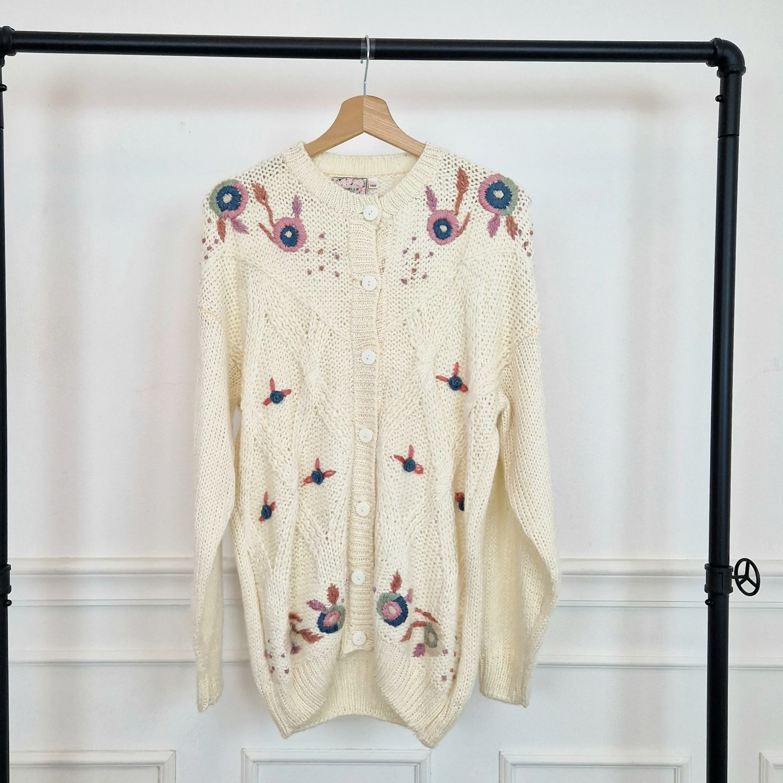 Maglione vintage con fiori pastello